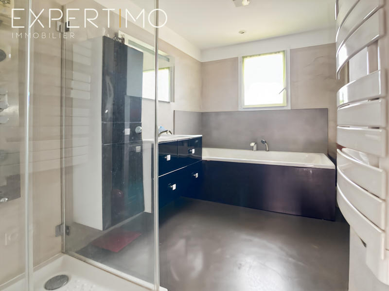 Maison - 220 m² - 8 pièces