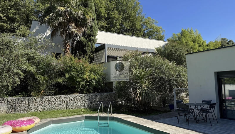 Maison - 181 m² - 7 pièces