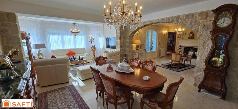 Maison - 245 m² - 8 pièces