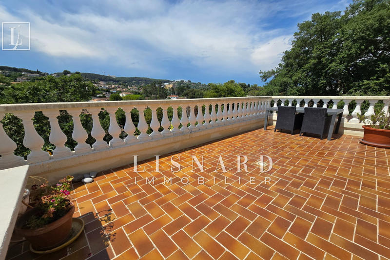 Maison - 240 m² - 6 pièces