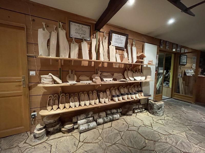 Immersion dans un savoir-faire ancestral à la Saboterie Haeberlé