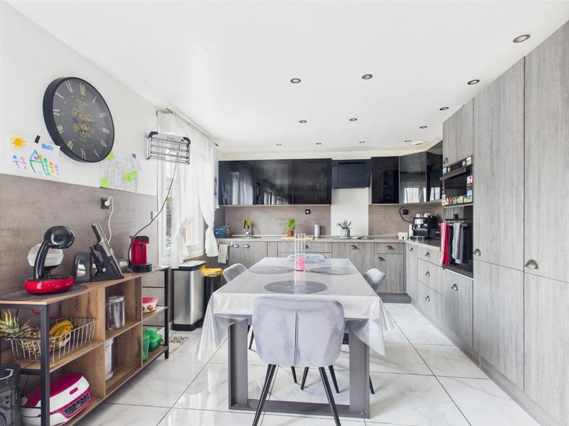 Maison - 180 m² - 9 pièces