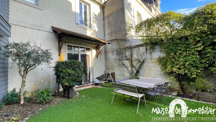 Maison - 256 m² - 12 pièces