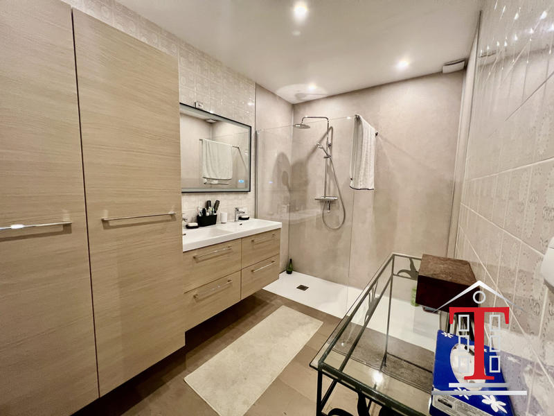 Maison - 180 m² - 7 pièces