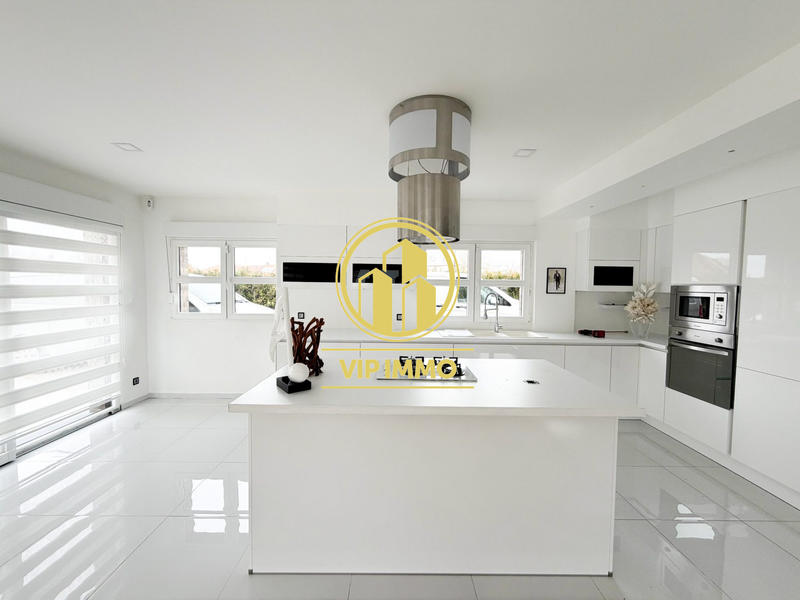 Maison - 220 m² - 10 pièces