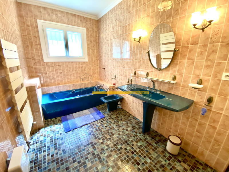 Maison - 285 m² - 9 pièces