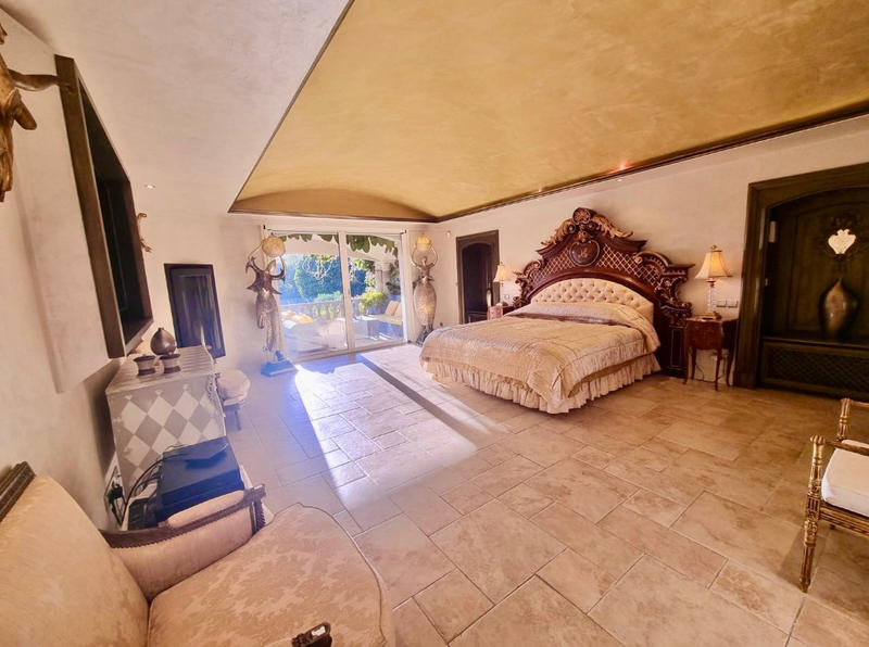 Maison - 1 000 m² - 9 pièces