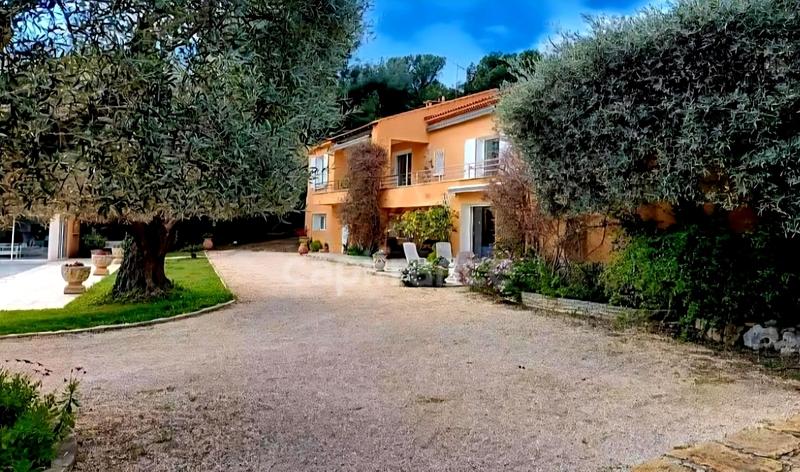 Propriété - 320 m² - 8 pièces