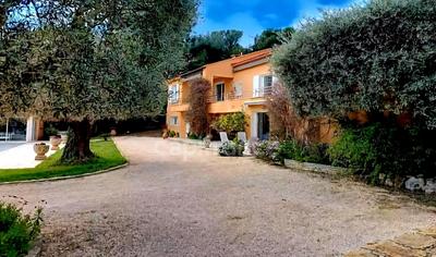 Propriété - 320 m² - 8 pièces