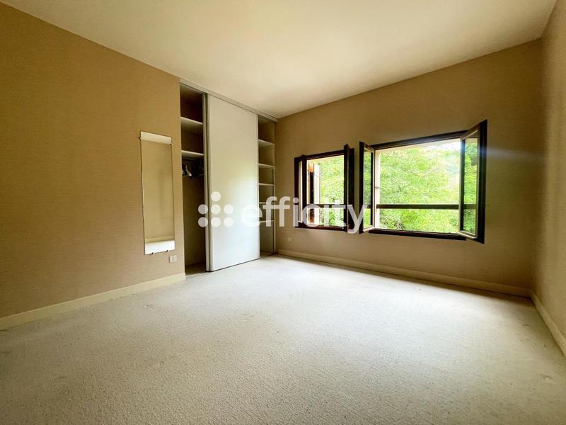 Maison - 225 m² - 7 pièces