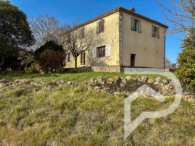 Maison - 260 m² - 7 pièces