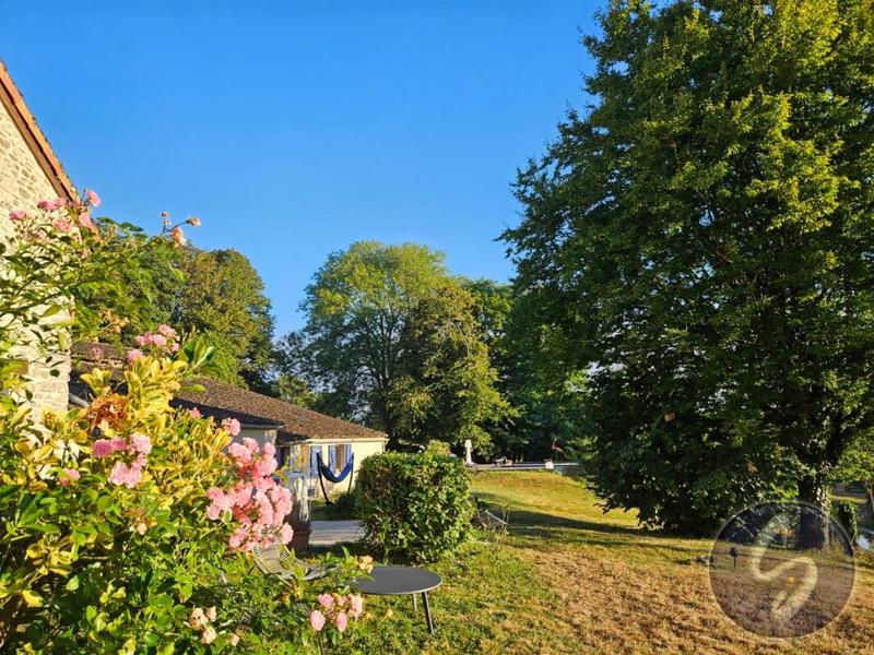 Propriété - 245 m² - 7 pièces