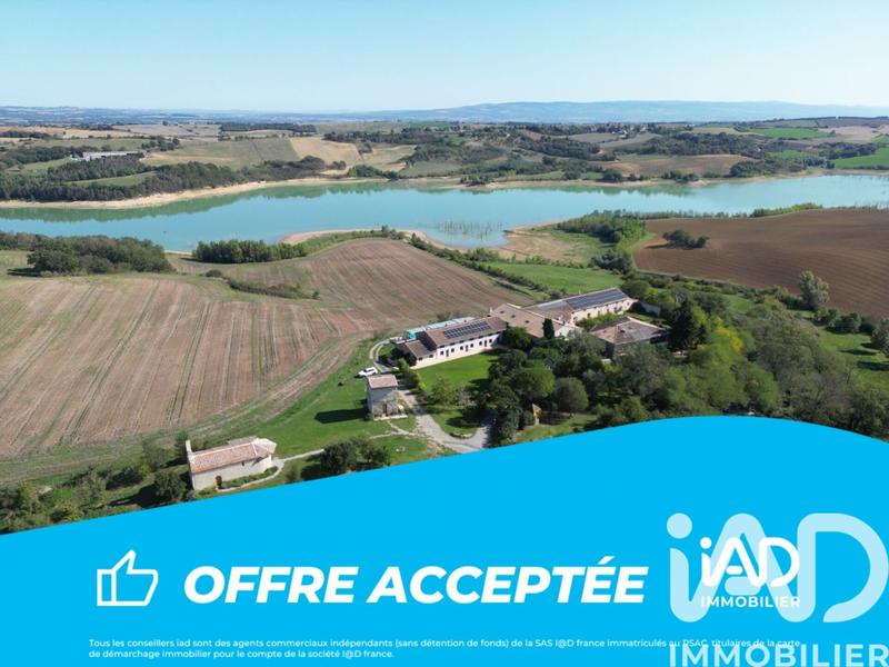 Maison - 1 828 m² - 50 pièces