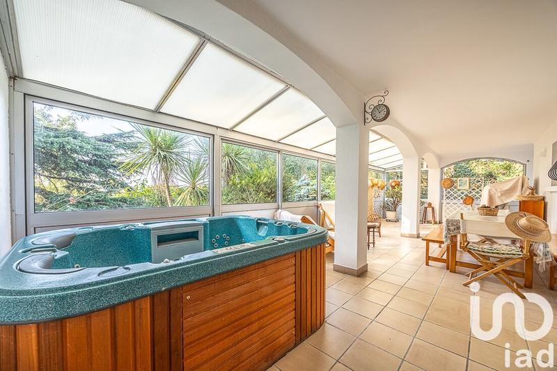 Maison - 242 m² - 7 pièces