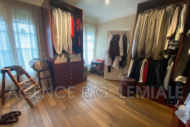 Maison - 326 m² - 12 pièces