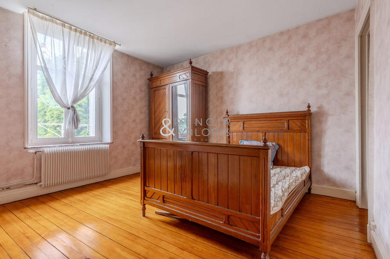 Maison - 239 m² - 8 pièces