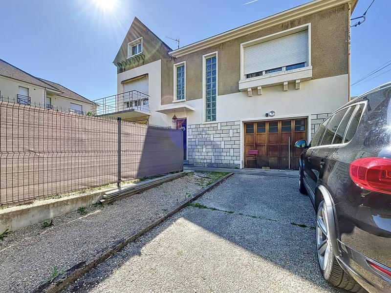 Maison - 216 m² - 8 pièces