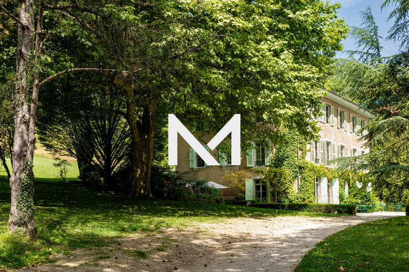 Maison - 761 m² - 16 pièces