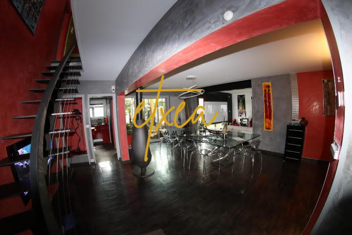 Villa - 264 m² - 10 pièces