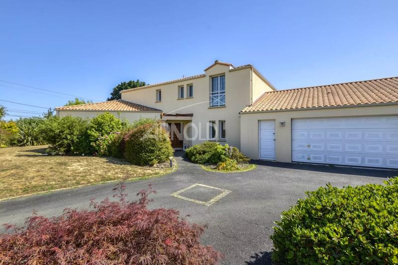 Maison - 236 m² - 8 pièces