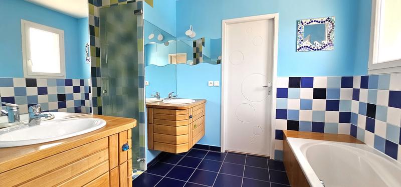 Maison contemporaine - 280 m² - 8 pièces