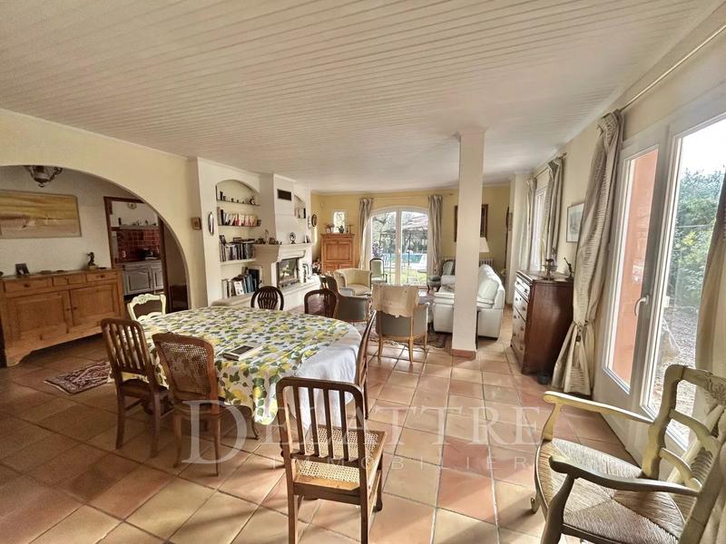 Villa - 235 m² - 10 pièces