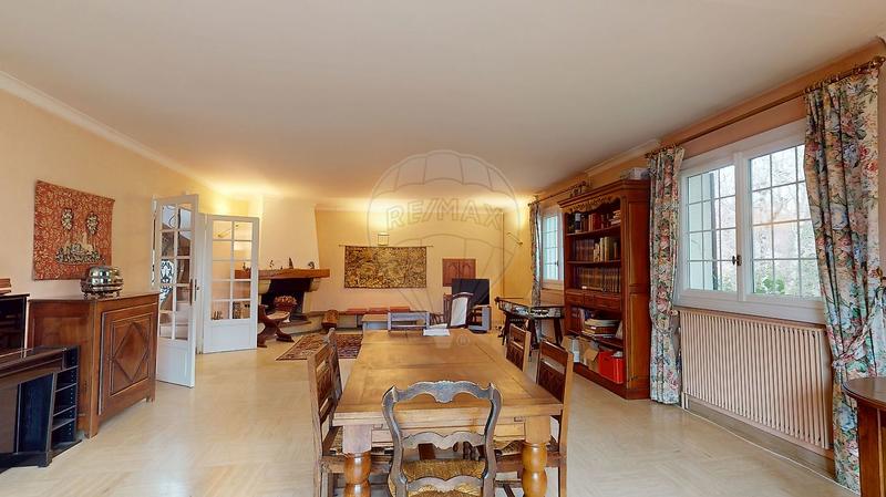 Maison - 233 m² - 8 pièces