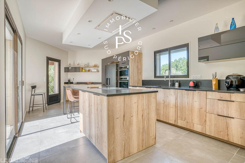 Maison - 242 m² - 9 pièces