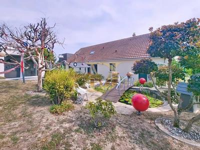 Maison - 230 m² - 8 pièces