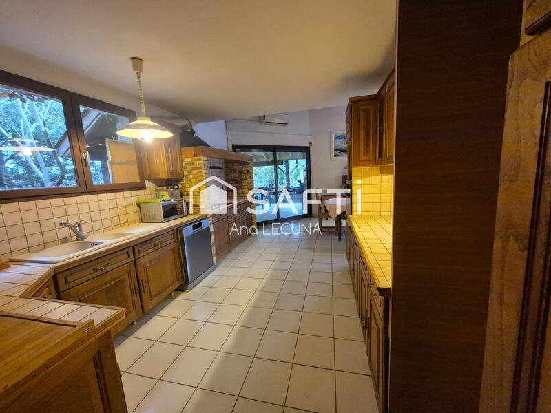 Propriété - 200 m² - 8 pièces