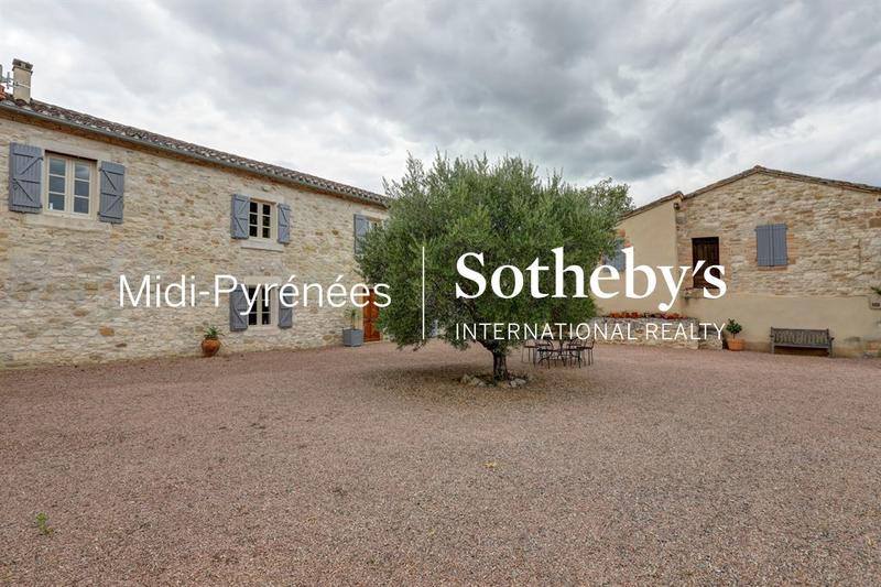 Maison - 288 m² - 12 pièces