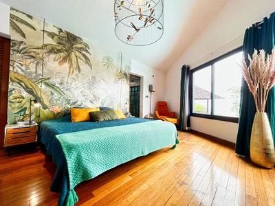 Villa - 300 m² - 6 pièces