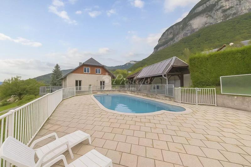 Maison - 253 m² - 7 pièces