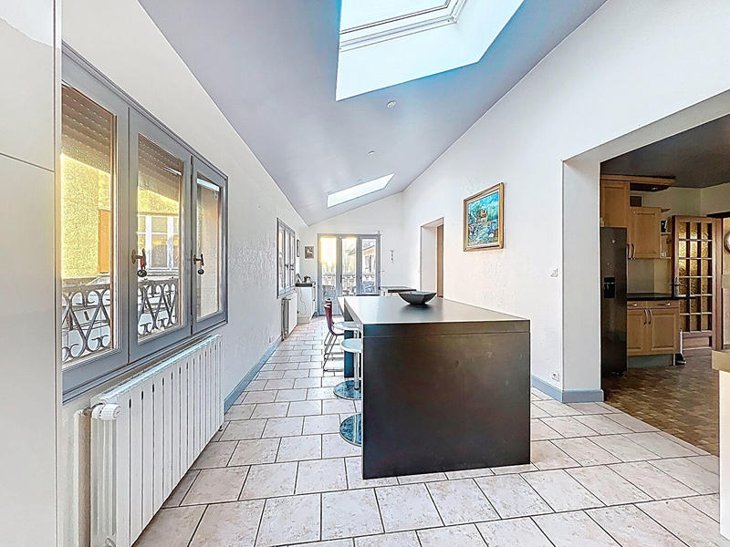 Maison - 215 m² - 10 pièces