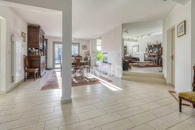 Maison - 232 m² - 11 pièces