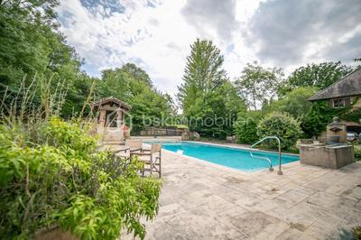 Demeure - 1 500 m² - 25 pièces