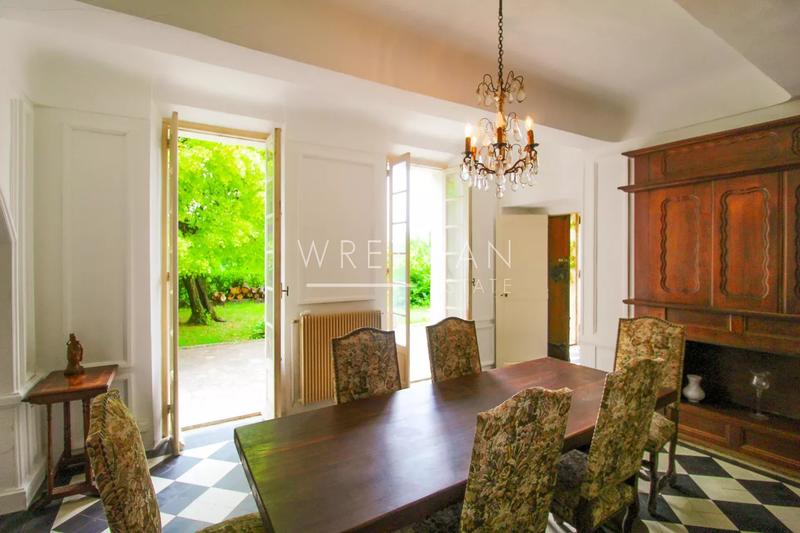 Mas - 300 m² - 13 pièces