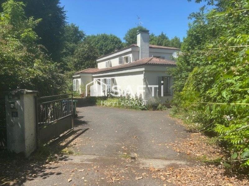 Maison - 220 m² - 8 pièces