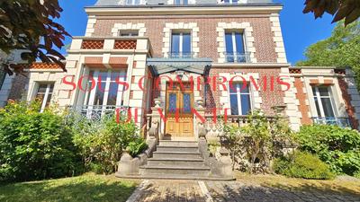 Maison - 250 m² - 10 pièces