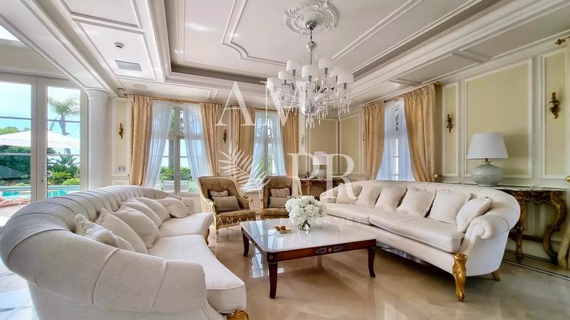 Propriété - 900 m² - 12 pièces