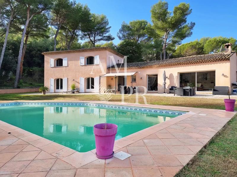 Villa - 215 m² - 8 pièces
