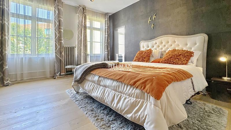 Maison - 250 m² - 8 pièces