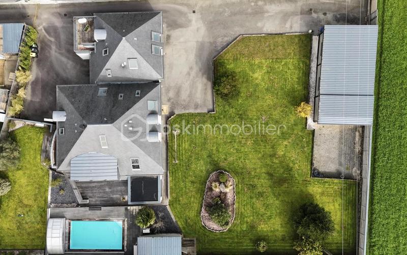 Maison - 270 m² - 10 pièces