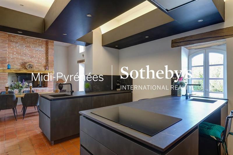 Maison - 730 m² - 14 pièces