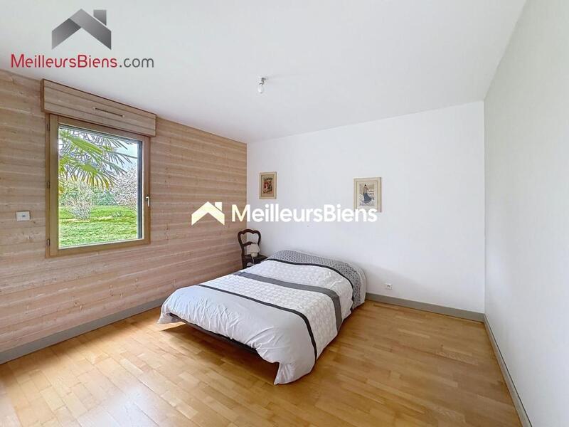 Propriété - 253 m² - 9 pièces