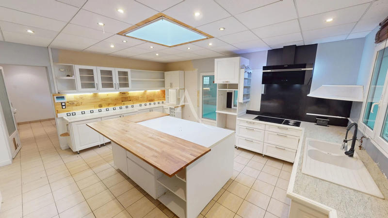 Maison - 350 m² - 8 pièces