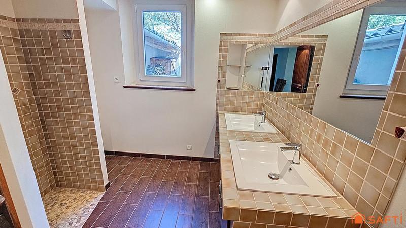 Maison - 161 m² - 9 pièces