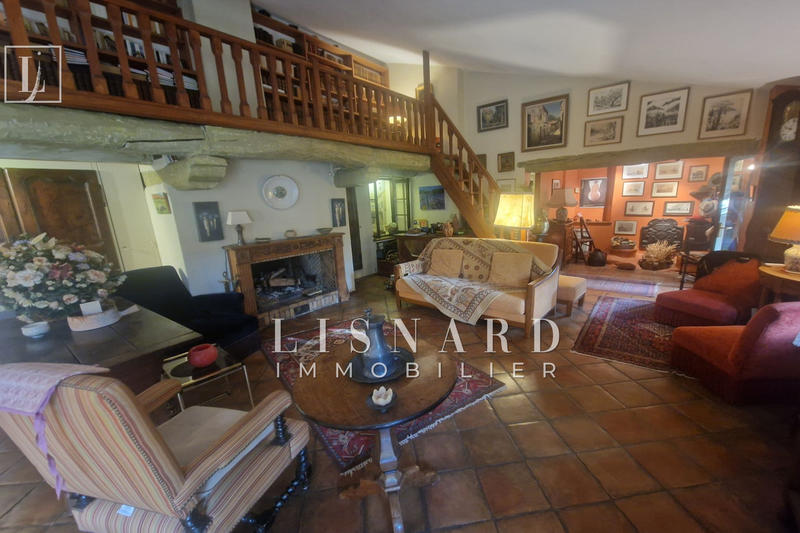 Maison - 220 m² - 5 pièces