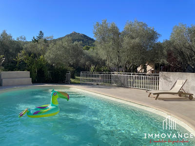 Maison traditionnelle - 240 m² - 6 pièces