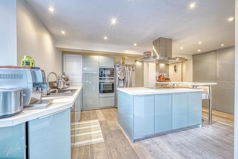 Maison - 230 m² - 9 pièces